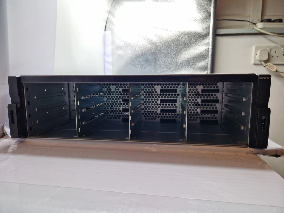 TVS-EC1680U-SAS-RP QNAP 16 Bay NAS + Rail Kit RAIL-A03-57*Read Description* - Image 4 of 4