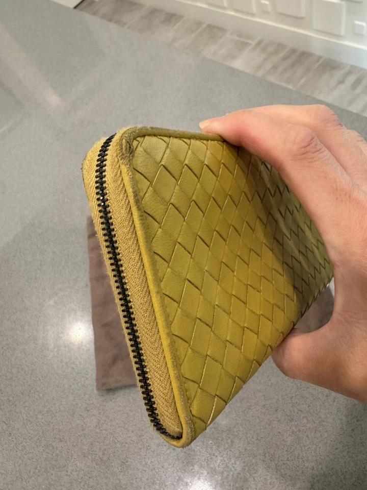 Auténtica billetera larga Bottega Veneta Intrecciato piel de cordero cremallera alrededor mostaza Foto 3 de 4