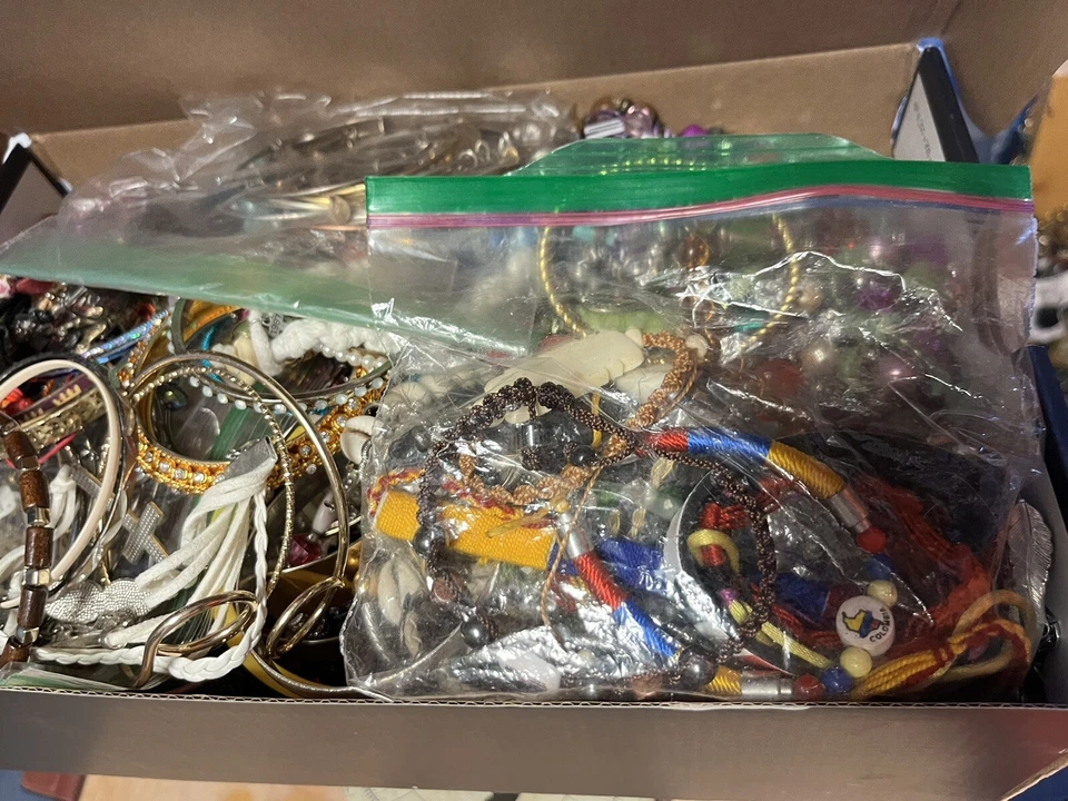 Pulseiras. Caixa de sapatos cheia de pulseiras mistas. - Imagem 2 de 4