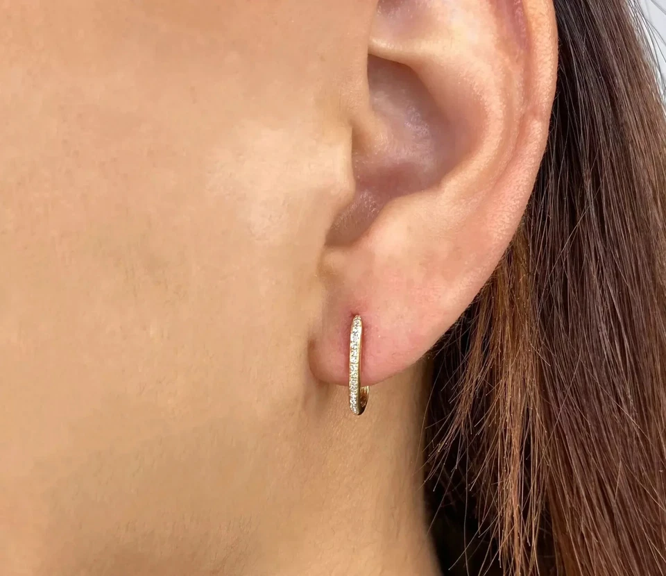 Aretes tipo argolla rectangulares ovalados de diamantes de oro blanco de 14 quilates corte redondo natural de 0,08 CTW Foto 2 de 3