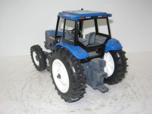 1/16 NEW HOLLAND 8260 MFWD TOY FARMER EDITION NO BOX - Picture 2 of 5