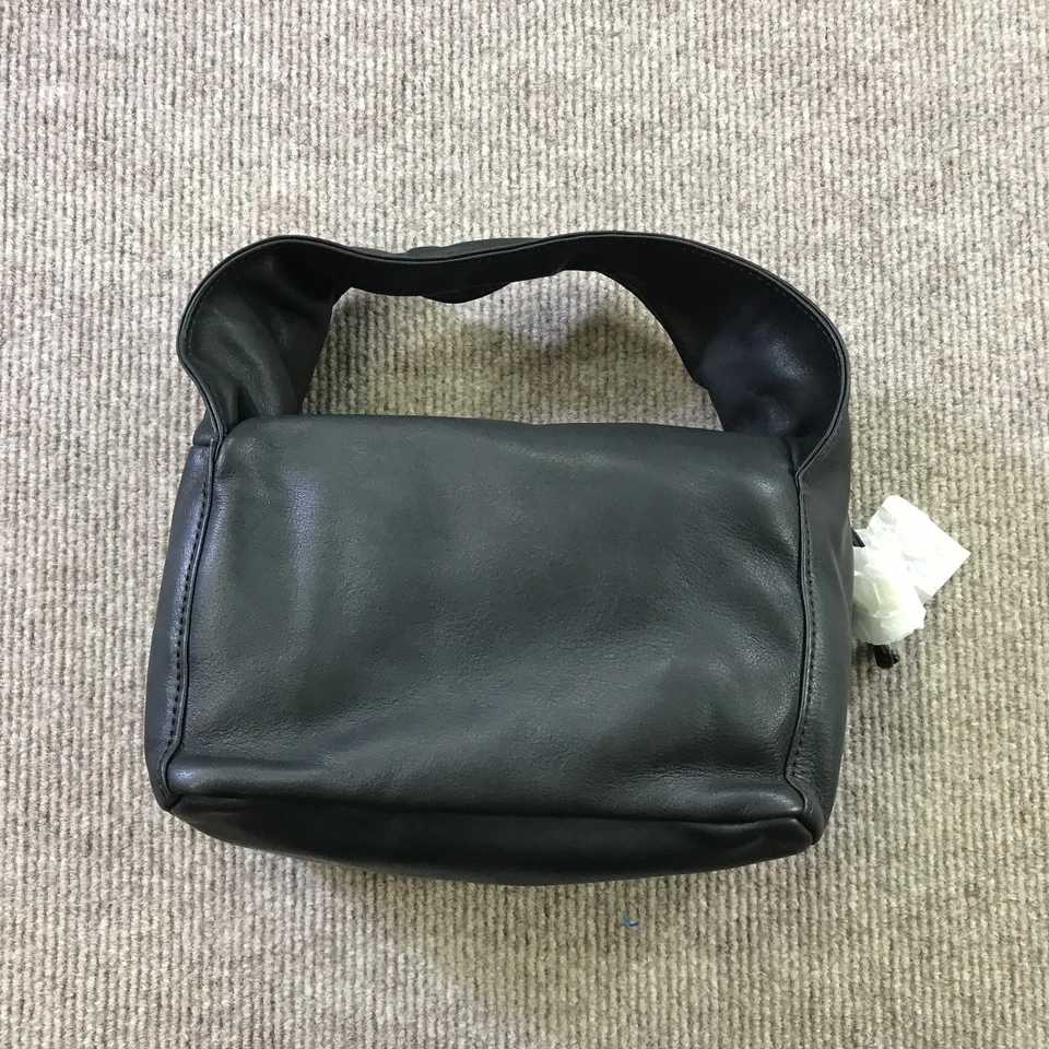 Bolso de hombro KARA de cuero para bebé negro liso de cuero de vaca OS moderno para mujer Foto 4 de 4