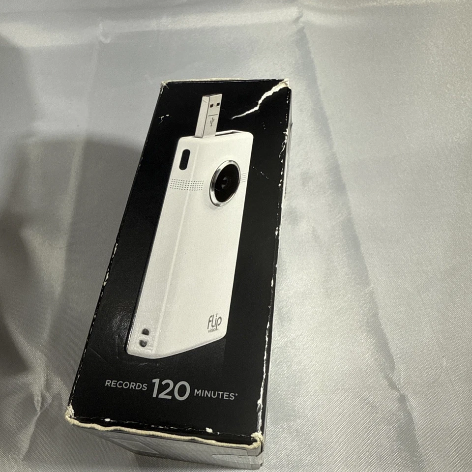 Flip Video Mino Hd (4 GB) High Definition Camcorder - Image 2 of 4