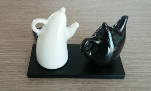 Sale e pepe Yin and Yang, bianco e nero con base nera - Foto 3 di 9