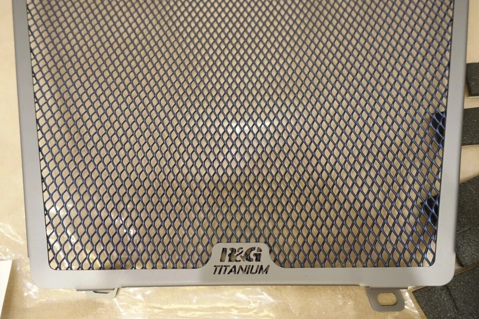 Juego de protectores de radiador y enfriador de aceite de titanio R&G Honda CBR1000RR-R SC82 nuevo sin usar Foto 3 de 4