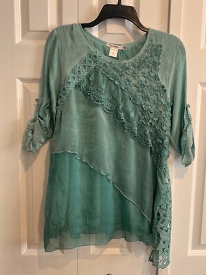 Feratelli turquoise lace top, Sz M, 3/4 length roll tab sleeves, rayon, boho