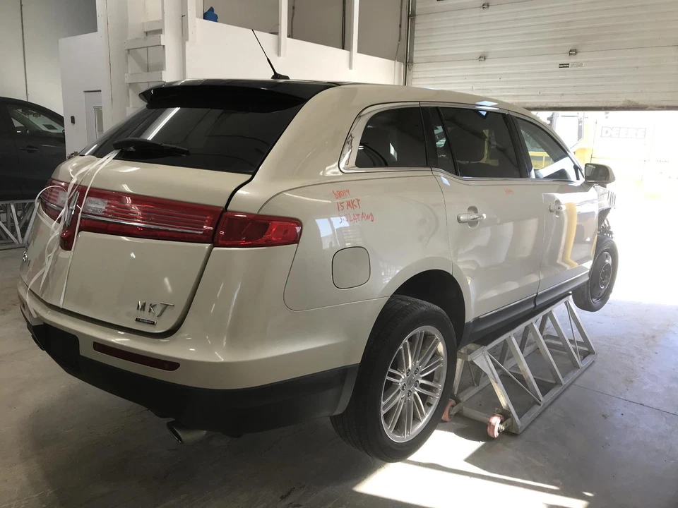 Used Right Tail Light Assembly fits: 2015 Lincoln Mkt quarter panel mounted LED - Image 4 of 4