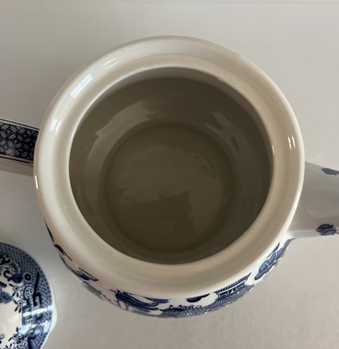 CHURCHILL FINE ENGLISH TABLEWARE BLUE WILLOW TEAPOT & LID MADE IN ENGLAND - Picture 4 of 5