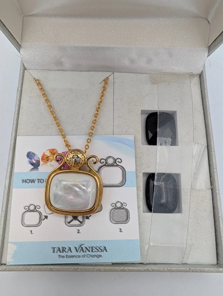 Collar Tara Vanessa tono dorado con colgante de piedra intercambiable Foto 2 de 3