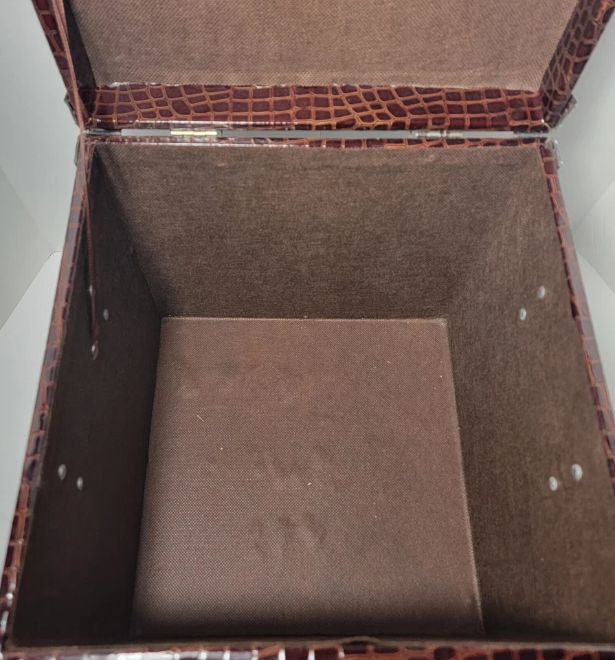 Baúl cuadrado marrón cocodrilo simulado 12x12 borde cromado con asas  Foto 4 de 4