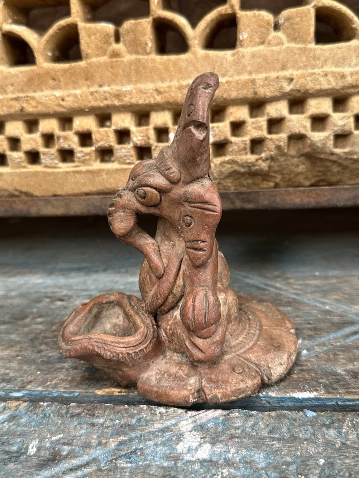 Escultura antiga de 1800 feita de terracota pintada figura de Deus Ganesha - Imagem 3 de 4