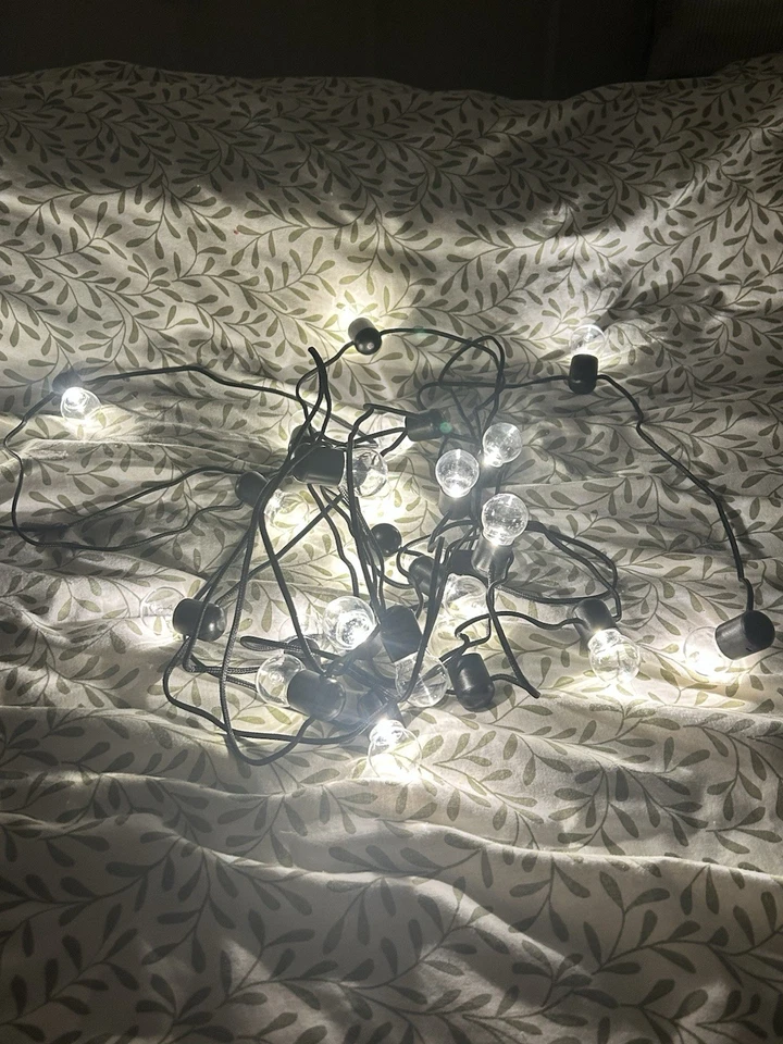 IKEA SVARTRÅ SVARTRA LED Cadena Luz con 12 Luces, Negro/Exterior 203.908.28 Foto 2 de 3