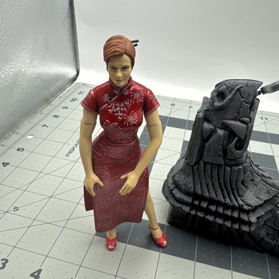 Spider-Man Super Poseable Action Figure w/ Gargoyle Stand & Maryjane Toybiz 2002 - Image 4 of 4