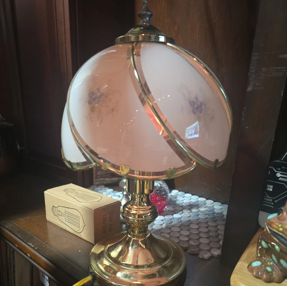 Lámpara táctil vintage con acabado de latón con pantalla de cristal esmerilado azul floral. Foto 4 de 4