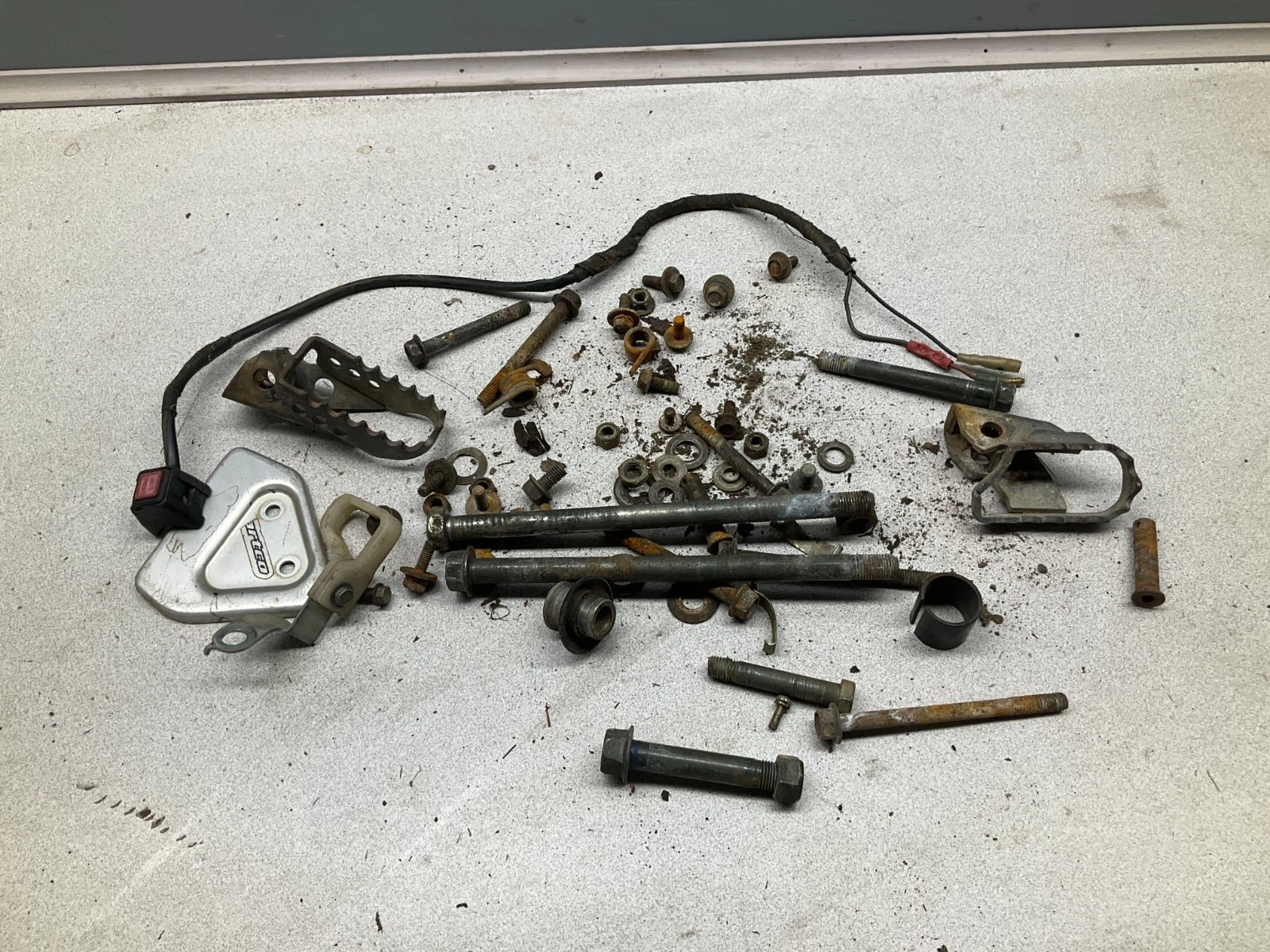 2002 02 YAMAHA TTR 125 TTR125 MISC CHASSIS HARDWARE BOLT PARTS LOT