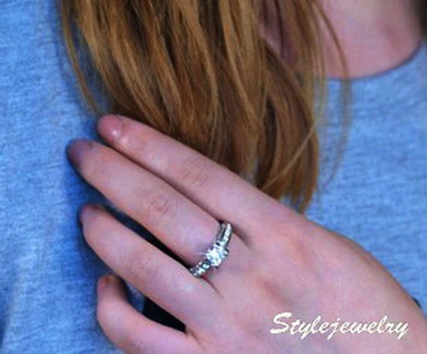 White Gold Plated Princess Cut Engagement Ring Made With Swarovski Crystal R116 — 第 4/4 张图片