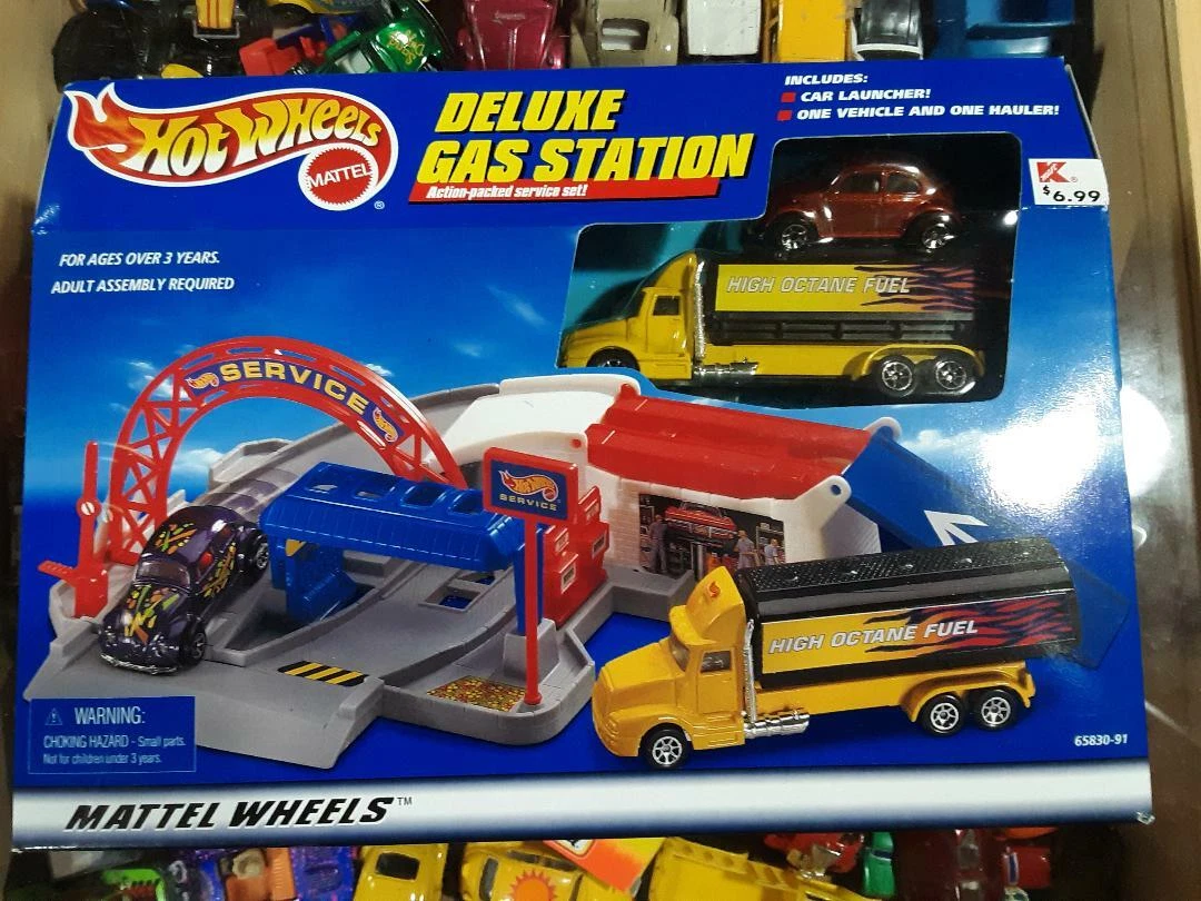 New Hot Wheels DELUXE GAS STATION VW BURGANDY Bug