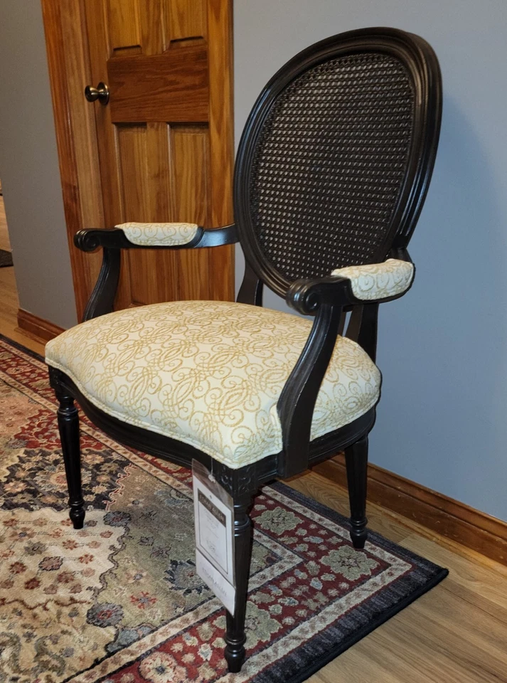 Sillón de comedor tapizado con respaldo de caña Chrystiane Ethan Allen 137049.  NOS Foto 2 de 4