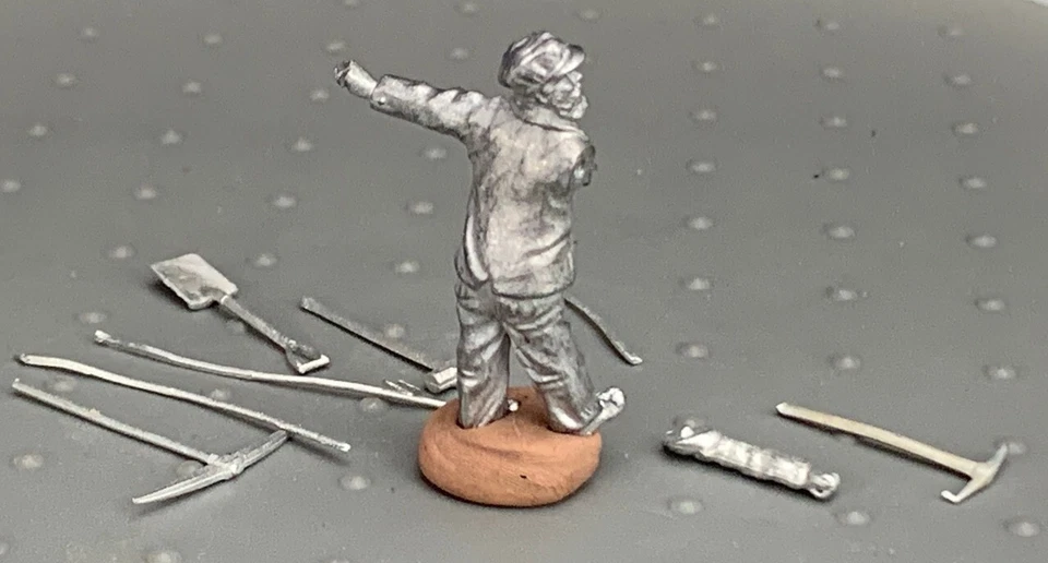 O scale Miner figure with tools white metal O2837 - Image 4 of 4