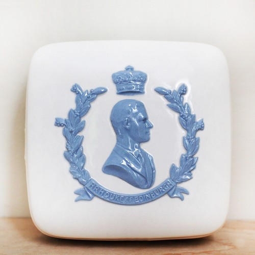 HRH Duke of Edinburgh Wedgwood Embossed Queen's Ware Ceramic Box 1953 - Picture 3 of 10