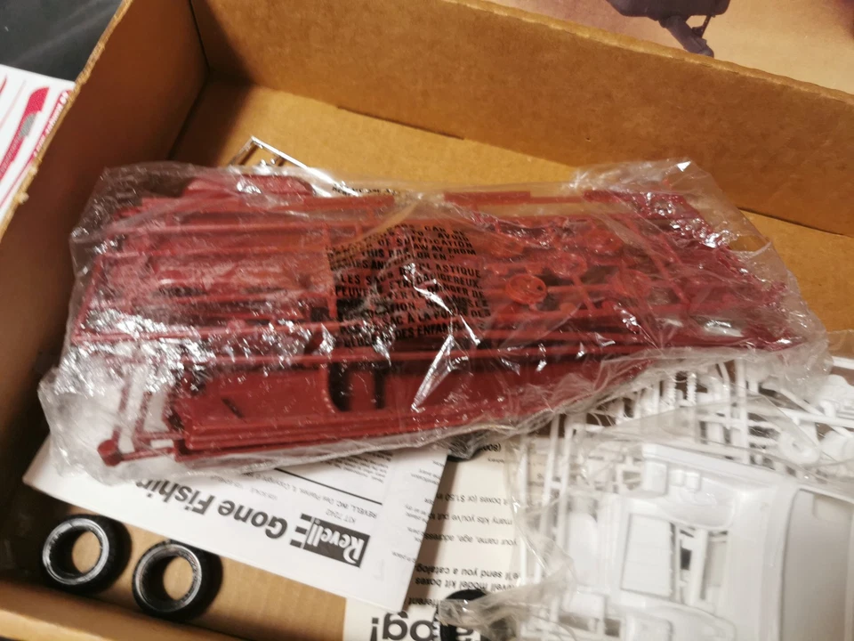 Gone Fishing Set Revell No. 7242 1:25 - Immagine 3 di 4