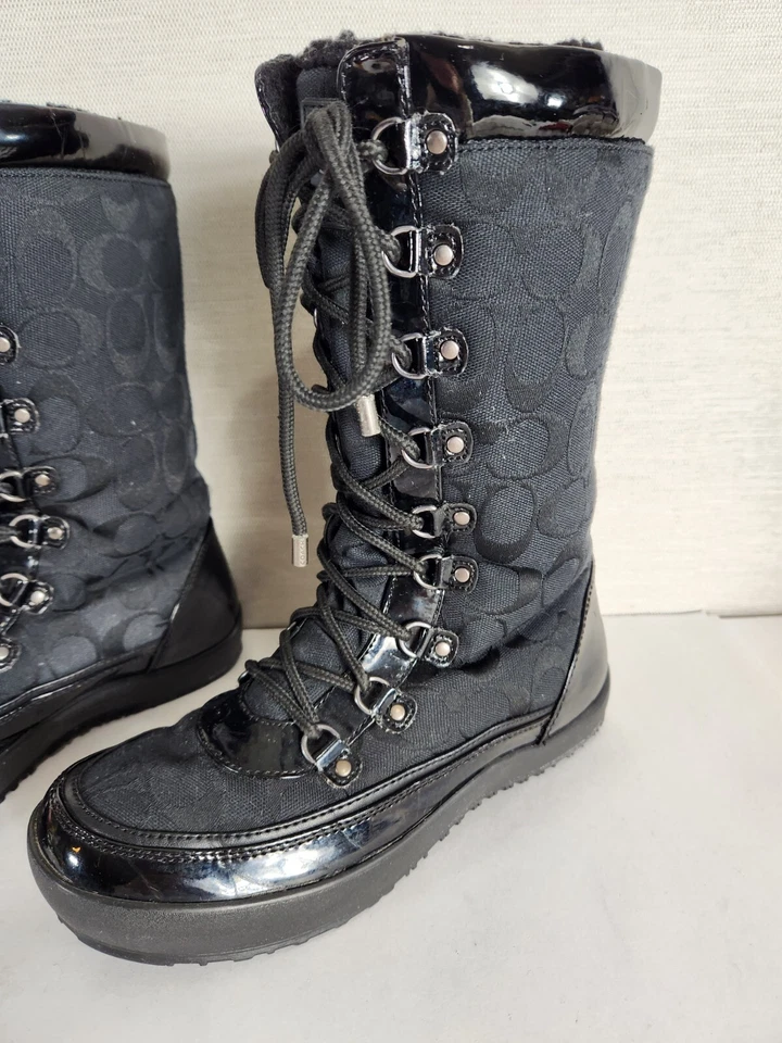 Botas de invierno Coach Peggey negras para mujer talla 7 logotipo C charol ribete con cordones Foto 3 de 4