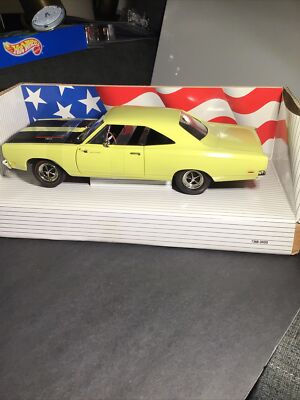 AMERICAN MUSCLE 1969 PLYMOUTH ROAD RUNNER 1:18 SCALE COLLECTIBLE