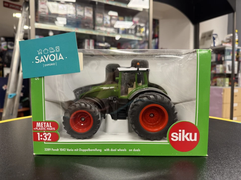 SIKU 3289 -modellino 1:32 -TRATTORE FENDT 1042 CON DOPPIE RUOTE-SCATOLA ROVINATA - Immagine 2 di 4