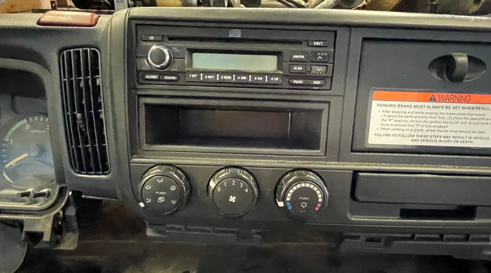 三菱 Fuso 2012 Canter FE 180 整个仪表板 Assemby — 第 4/4 张图片