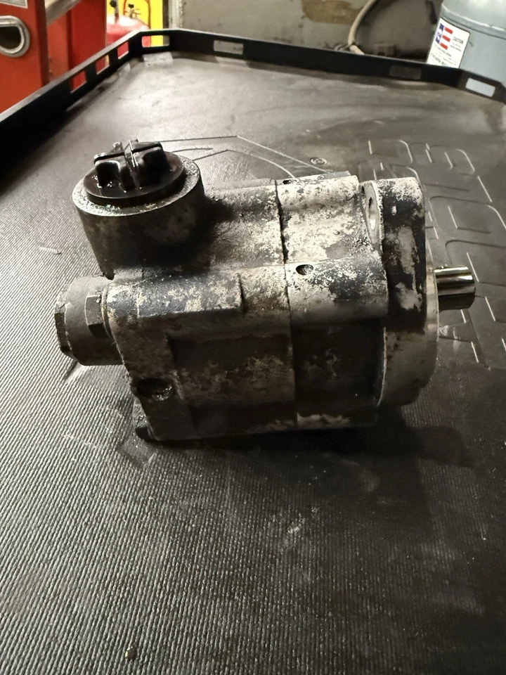 International DT466E IXETIC 液压动力转向泵 LF73C 2005337C91 — 第 3/4 张图片