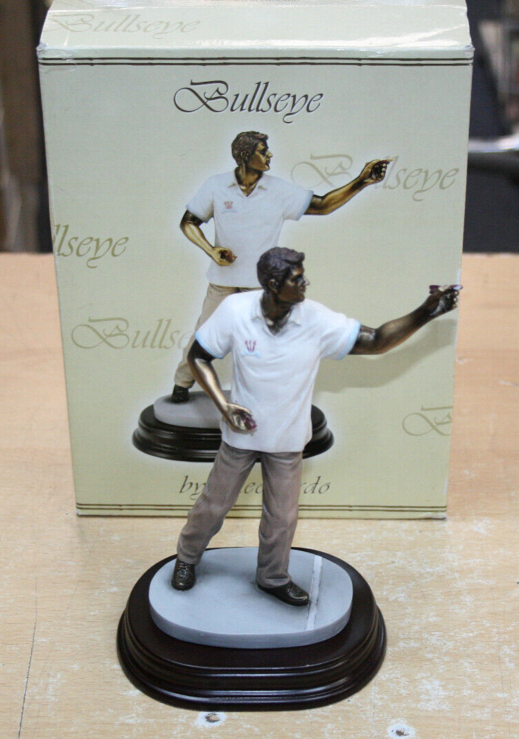 Darts Player Statue Gift Present in Box Bullseye Darts Player Ornament Figurine