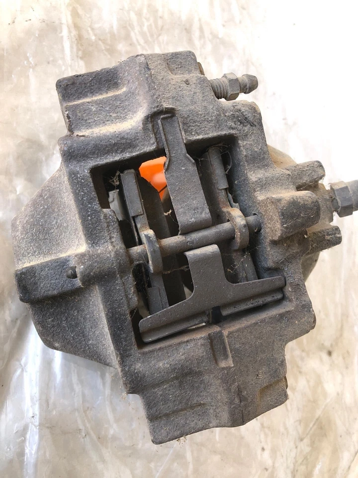 Piloto de pinza de freno trasero izquierdo Mercedes Benz Clase E E300TD 1996-2002 LH OEM Foto 2 de 4