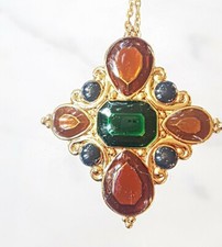 VINTAGE DESIGNER JAY STRONGWATER POURED RESIN PENDANT NECKLACE GOLDTONE 14kCHAIN