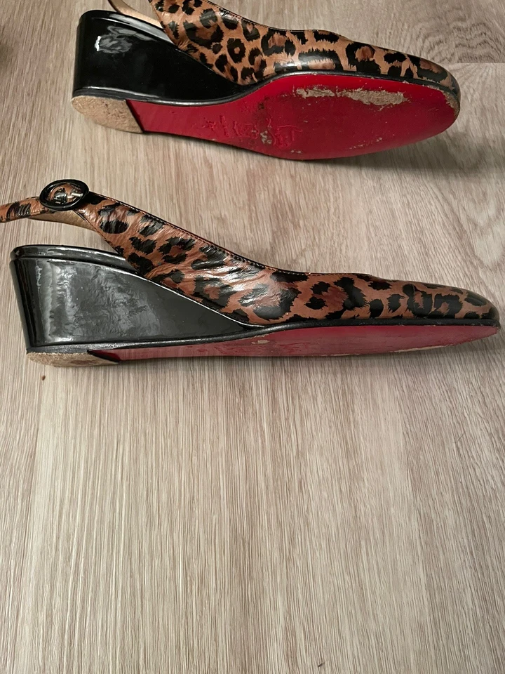 Sandalia de cuña Christian Louboutin Cynthia marrón charol leopardo con tira trasera (IT 36) Foto 3 de 4