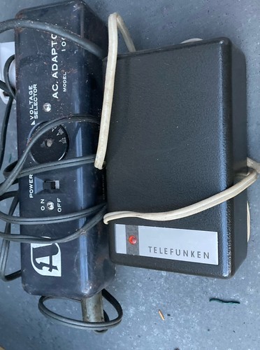 Vintage Kassettenspieler Netzteile und Autoadapter. Schleifen und Telefunken.