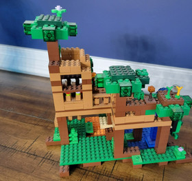 Lego Set Minecraft Treehouse 21125 With Manuels, slightly incomplete