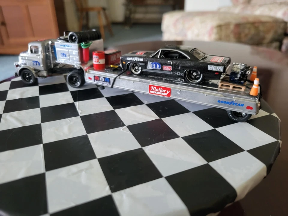 Camiones automáticos Dodge COE 1957 M2 personalizados con plataforma de estacas, 70 Plymouth GTX & remolque  Foto 2 de 4