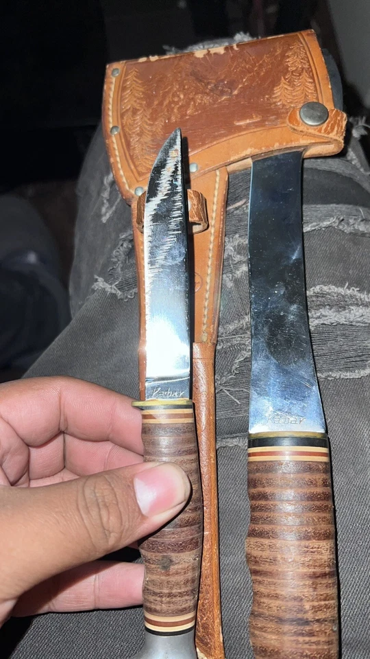 Juego combinado de cuchillos de hacha y hoja fija KA-BAR de colección con funda de cuero en relieve Foto 4 de 4