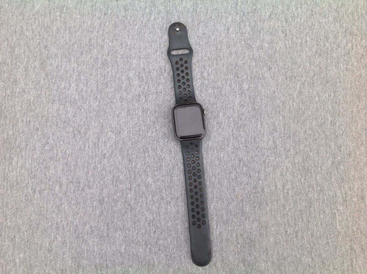 Apple Watch Series 4 Nike 40mm Aluminum & Ceramic Case 10NX Apple Watch Series 4 Nike 40mm Aluminum & Ceramic Case 10NX