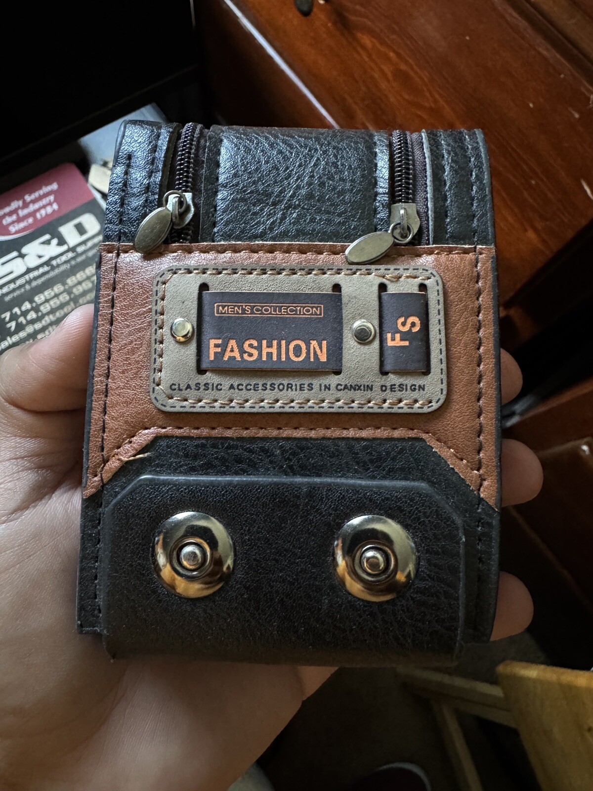 Slim RFID-Blocking Leather Wallet for Men and Women-image