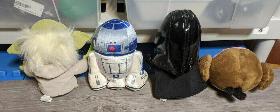 Lote de 4 figuras de peluche de Star Wars: Yoda, Darth Vader, R2-D2, Angry Birds Leia Foto 2 de 3