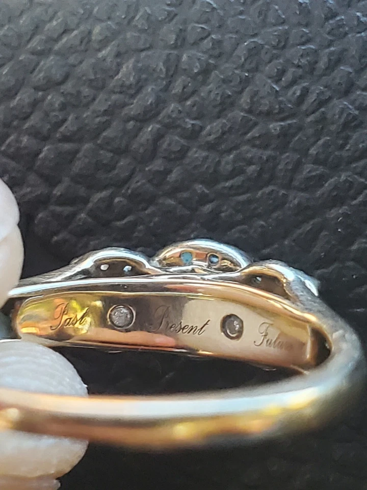 Alianza de boda "Past Present Future" 10k con juegos de diamantes. De Zales Foto 4 de 4