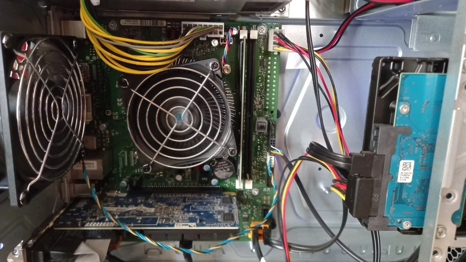 Fujitsu Esprimo P556 E85+ Intel Core i5 6400- 2,70GHz - 4GB DDR4-240GB SSD WIN11 - Immagine 3 di 4