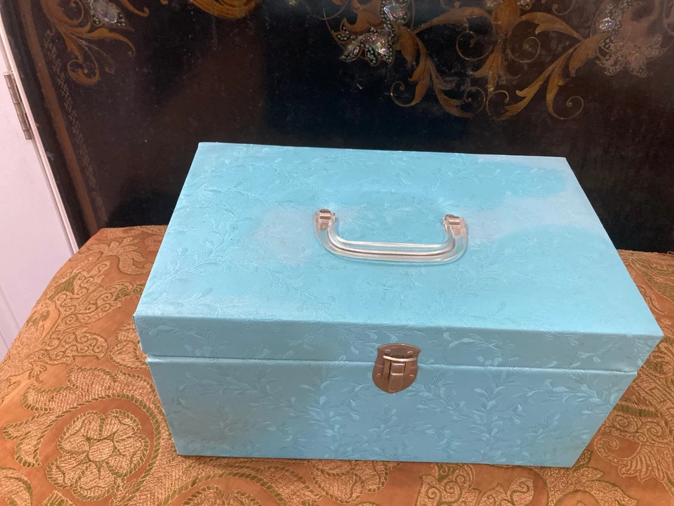 Caja de Costura MCM 1960 Vintage - Vinilo Acolchado Azul Turquesa Retro - Interior Rosa Foto 2 de 4