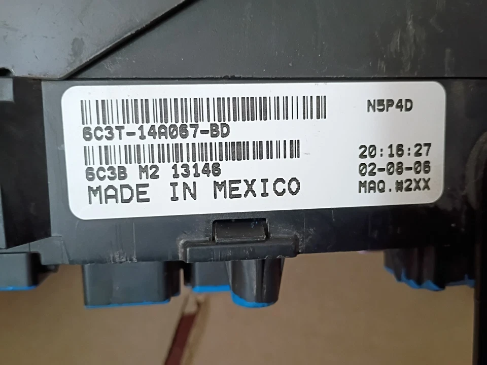 2005-2007 FORD F250 F350 UNDER DASH FUSE BOX P/N 5C3T-14A067-BD - Image 3 of 4