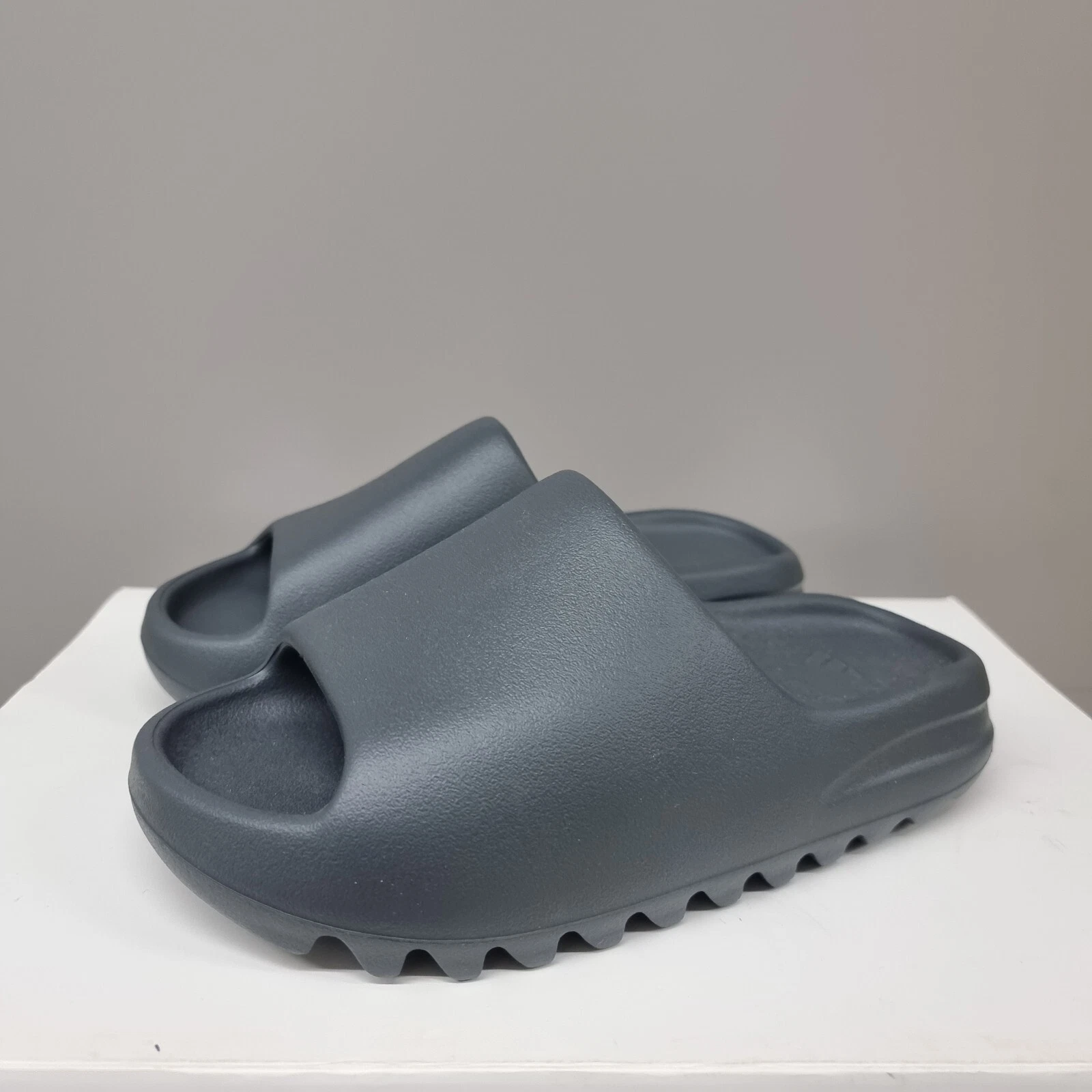 ADIDAS YEEZY SLIDE ""GRIGIO ARDESIA"" VARIE TAGLIE (ID2350)