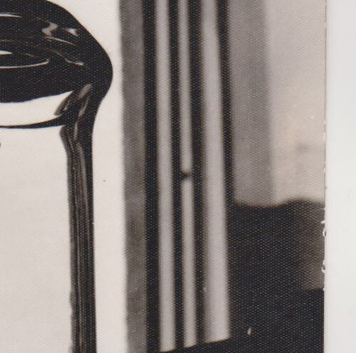Flasche in Gedanken gefangen: Geometrie, Schatten und flüssige Stille abstraktes Foto - Bild 5 von 7
