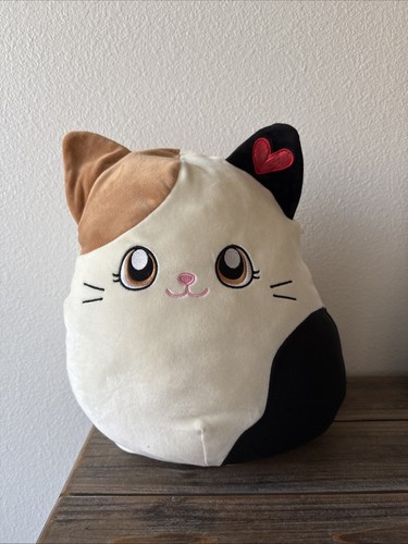 Squishmallow Cameron Cam Calico Katze 14" Herz am Ohr weiß schwarz