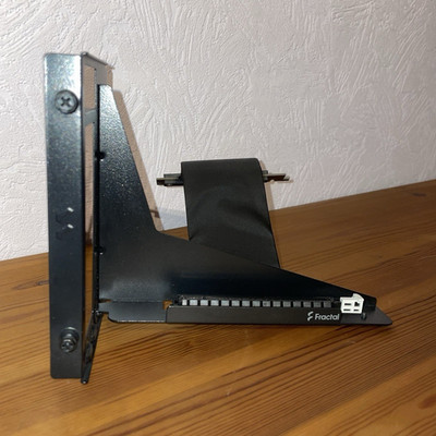 Fractal Vertikal GPU Halter PCIe Riser mit Slotblende & Flachbandkabel, schwarz