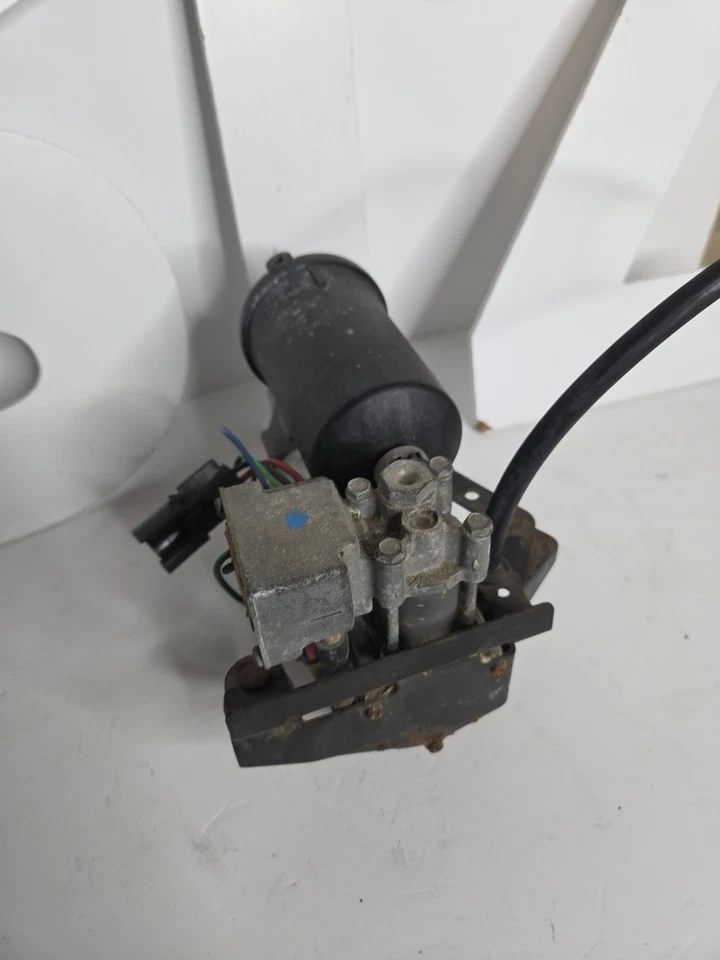 Mercury Marauder Town Car Grand Marquis Air Compressor Motorcraft OEM 97K MILES  - Image 3 of 4